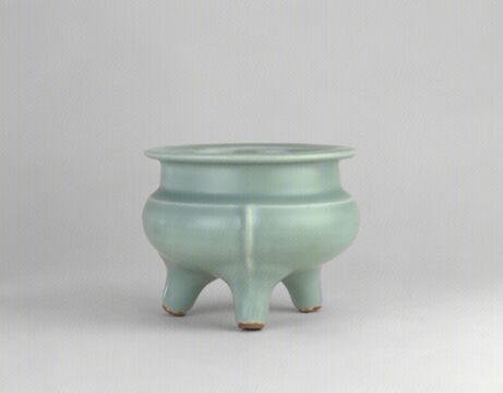 青釉三足炉　