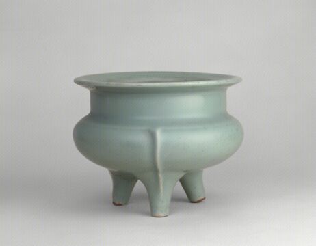青釉出戟三足炉　