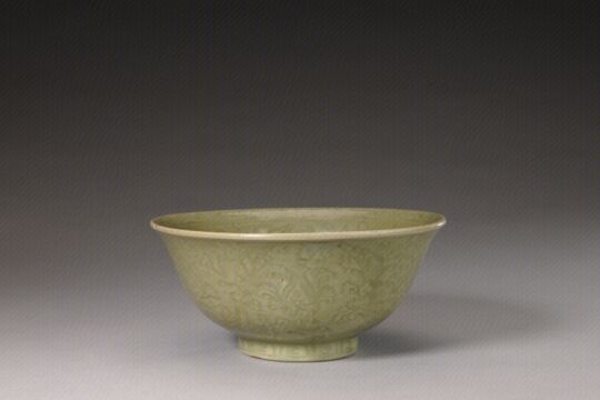 青釉刻缠枝宝相花纹碗