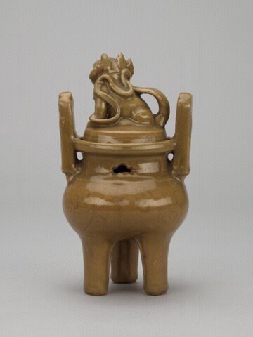 青釉刻花双耳三足盖炉