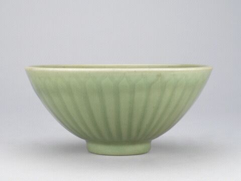 青釉里划花外刻莲瓣纹碗