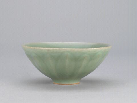 青釉刻花莲瓣纹碗