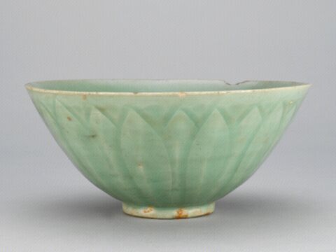 青釉外刻莲瓣纹碗