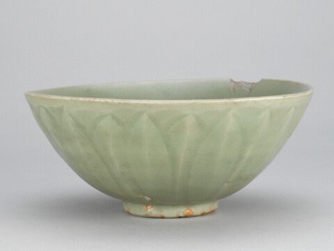青釉外刻莲瓣纹碗