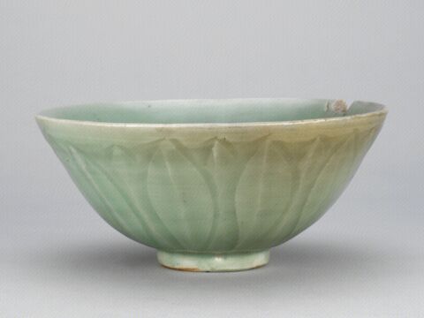 青釉外刻莲瓣纹碗
