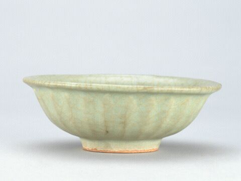 青釉刻菊瓣纹碗