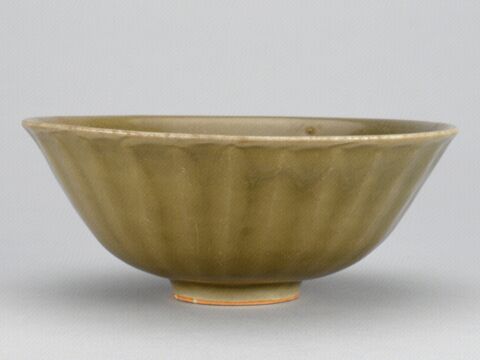 青釉外刻莲瓣纹碗