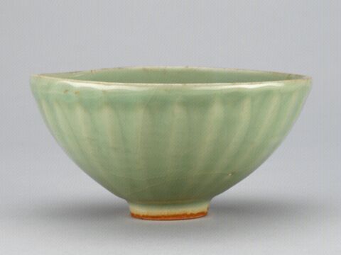 青釉外刻莲瓣纹碗