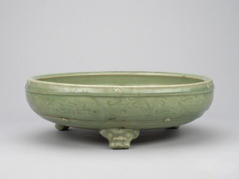 青釉刻花三足洗