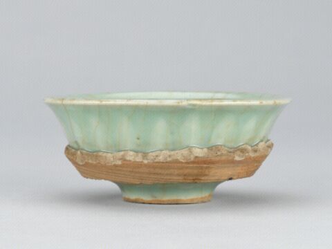 青釉外刻莲瓣纹碗