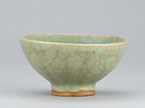 青釉外刻莲瓣纹碗