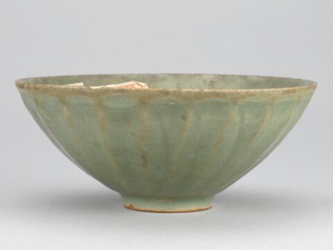 青釉外刻莲瓣纹碗