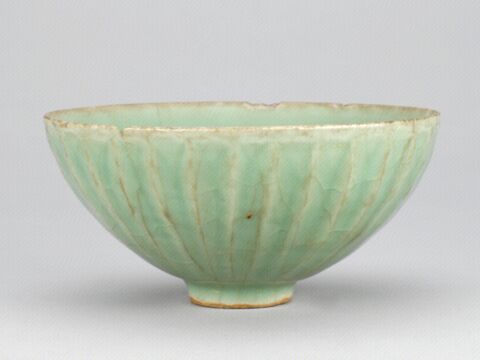 青釉外刻莲瓣纹碗