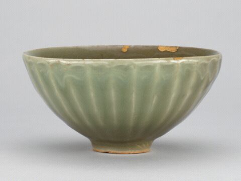 青釉外刻莲瓣纹碗