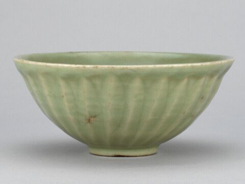 青釉外刻莲瓣纹碗