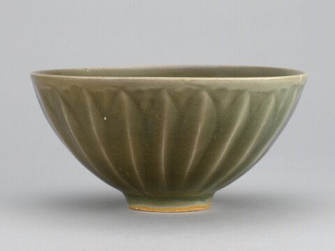 青釉外刻莲瓣纹碗