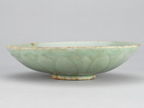 青釉菊瓣盘