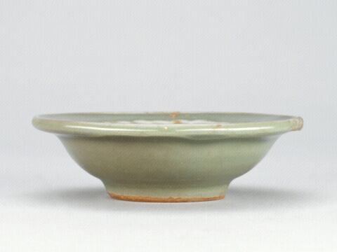 青釉刻菊瓣纹折沿洗