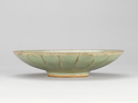 青釉菊瓣盘