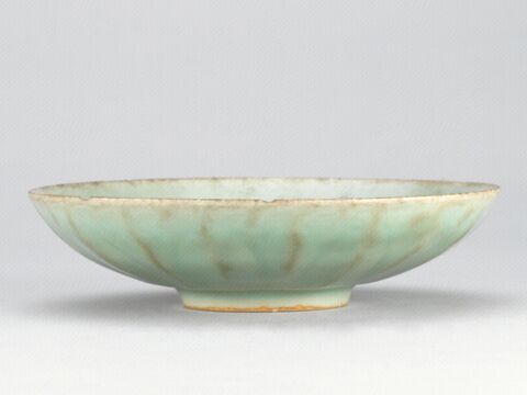 青釉菊瓣盘