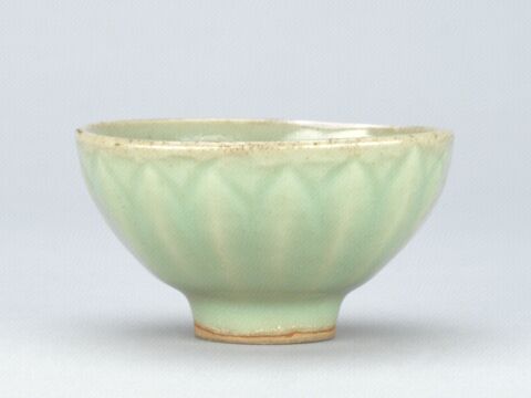 青釉刻莲瓣纹碗