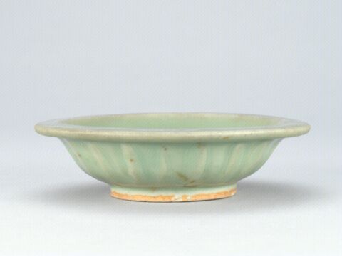 青釉模印贴花双鱼纹菊瓣折沿洗