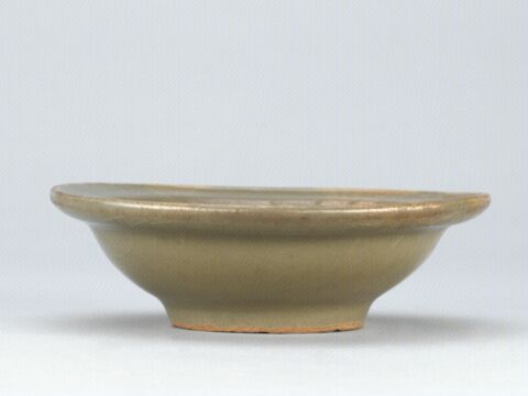 青釉刻菊瓣纹折沿洗