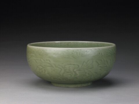 青釉划花牡丹纹碗