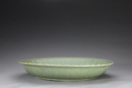 青釉菱花式盘