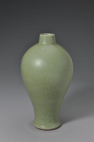 青釉划花竹石纹梅瓶