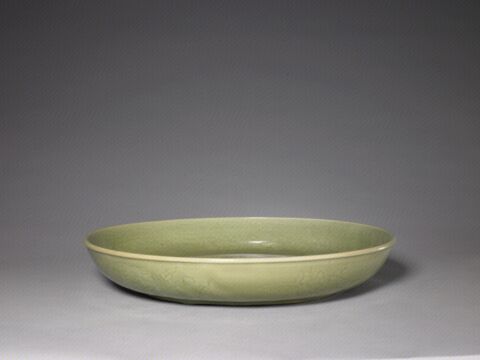 青釉刻花葡萄纹盘