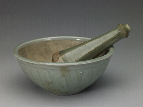 青釉刻菊瓣纹钵