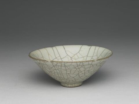 Bowl with hibiscus-shaped rim