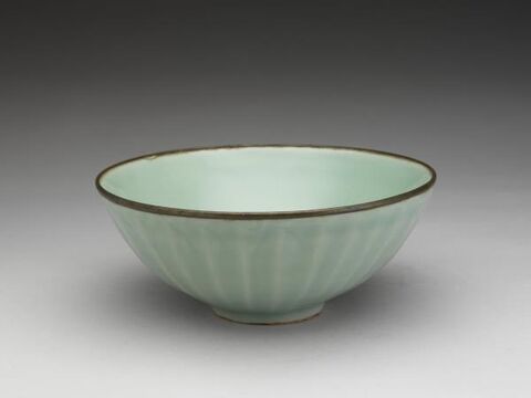 Bowl with lotus-petal pattern