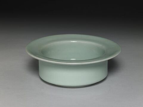 Angled-rim brush washer