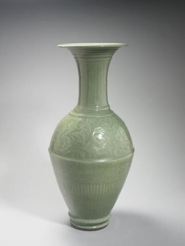 Phoenix-tail vase with incised floral decoration