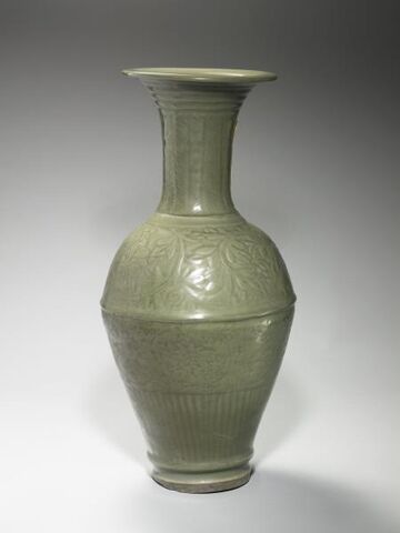 Phoenix-tail vase with incised floral decoration
