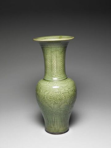 Phoenix-tail vase with incised floral decoration