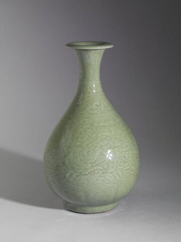 Yuhuchun vase with incised flowers decoration