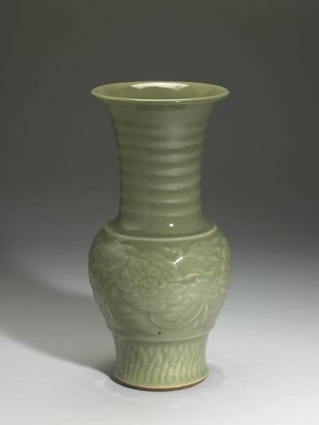 Fengwei everted-rim vase with incised floral decoration