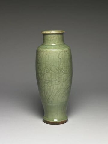 Lantern-shaped vase with incised lotus pattern
