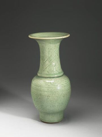 Phoenix-tail vase with incised floral pattern
