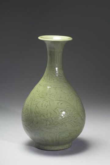 Yuhuchun vase with incised floral pattern