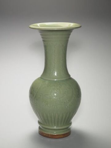 Fengwei everted-rim vase with incised floral decoration