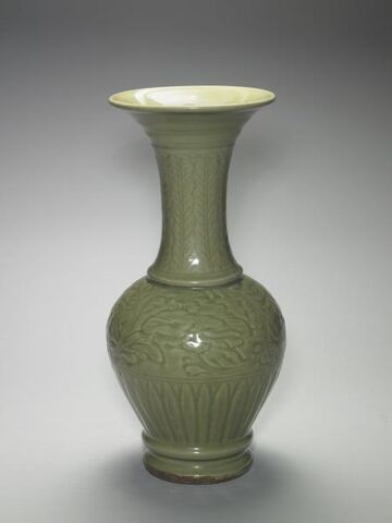 Fengwei everted-rim vase with incised decoration of peony