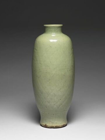 Olive-shaped vase with incised floral and latticework decoration