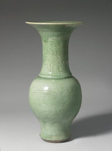 Fengwei everted-rim vase vase with carved floral decoration