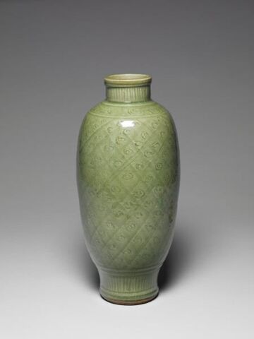 Olive-shaped vase with incised decoration of swirl