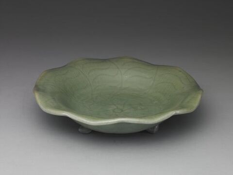 Brush washer in the shape of a lotus leaf