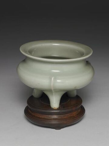 Tripod incense burner